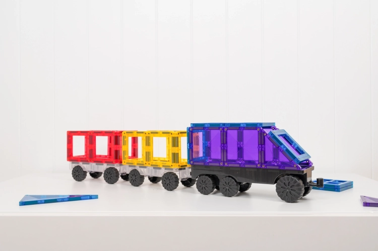 Pojazd zbudowany z klocków magnetycznych CONNETIX Rainbow Transport Pack 50 el
