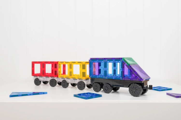 Pojazd zbudowany z klocków magnetycznych CONNETIX Rainbow Transport Pack 50 el