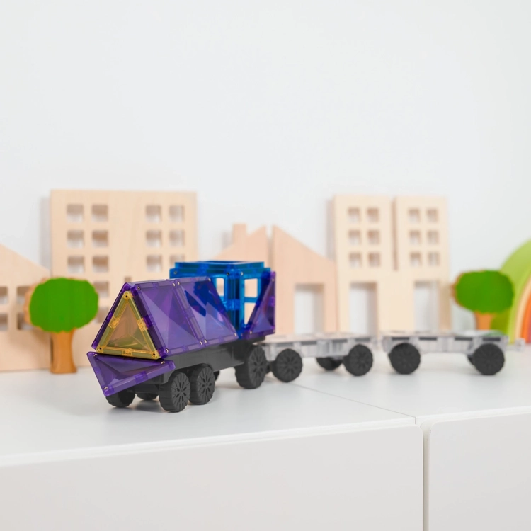 Pojazd zbudowany z klocków magnetycznych CONNETIX Rainbow Transport Pack na jezdni z klocków