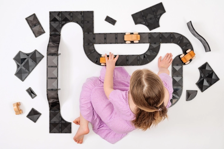 Dziecko budujące tor wyścigowy z klocków magnetycznych CONNETIX Creative Roads Pack 48 el