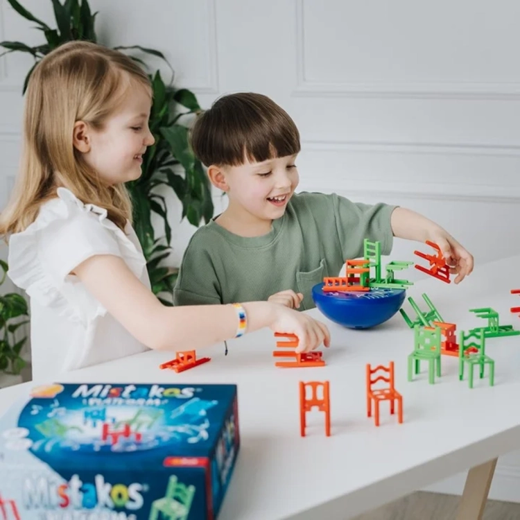 Dzieci grające w grę zręcznościową Mistakos Platform Trefl