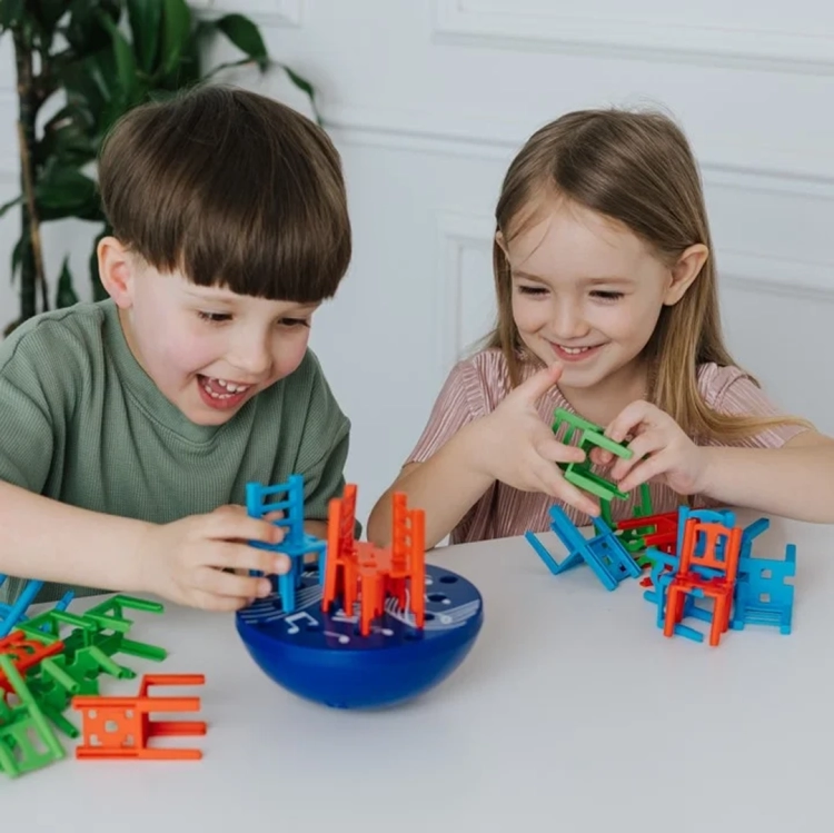 Dzieci grające w grę zręcznościową Mistakos Platform Trefl