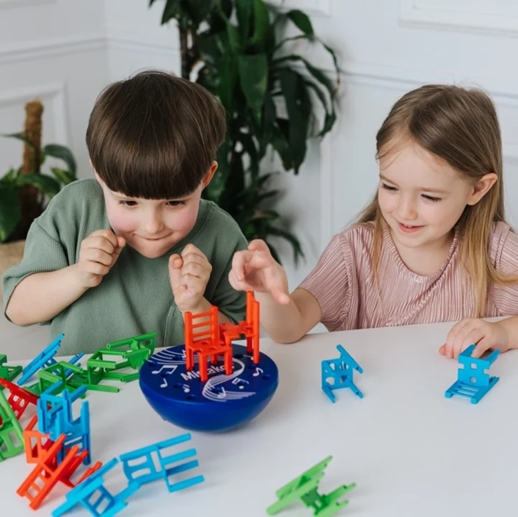 Dzieci grające w grę zręcznościową Mistakos Platform Trefl