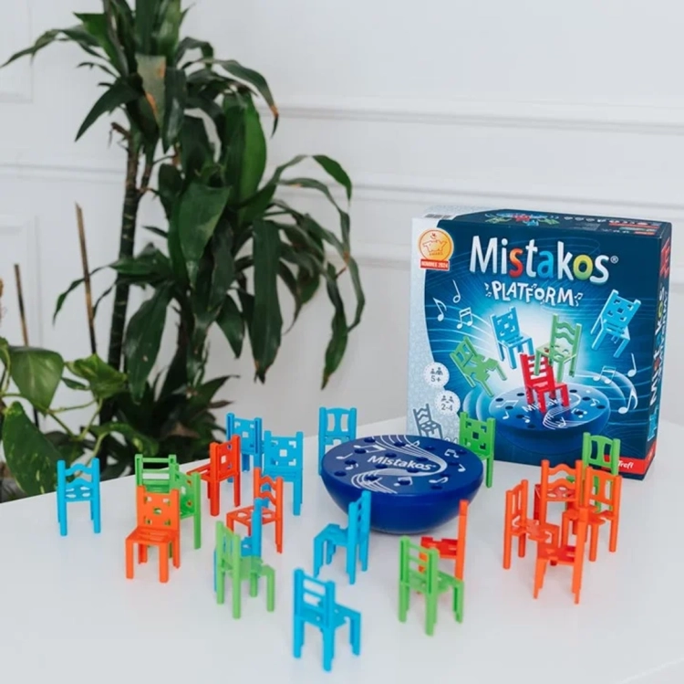 Zbliżenie na elementy gry Mistakos platform - krzesełka i platforma