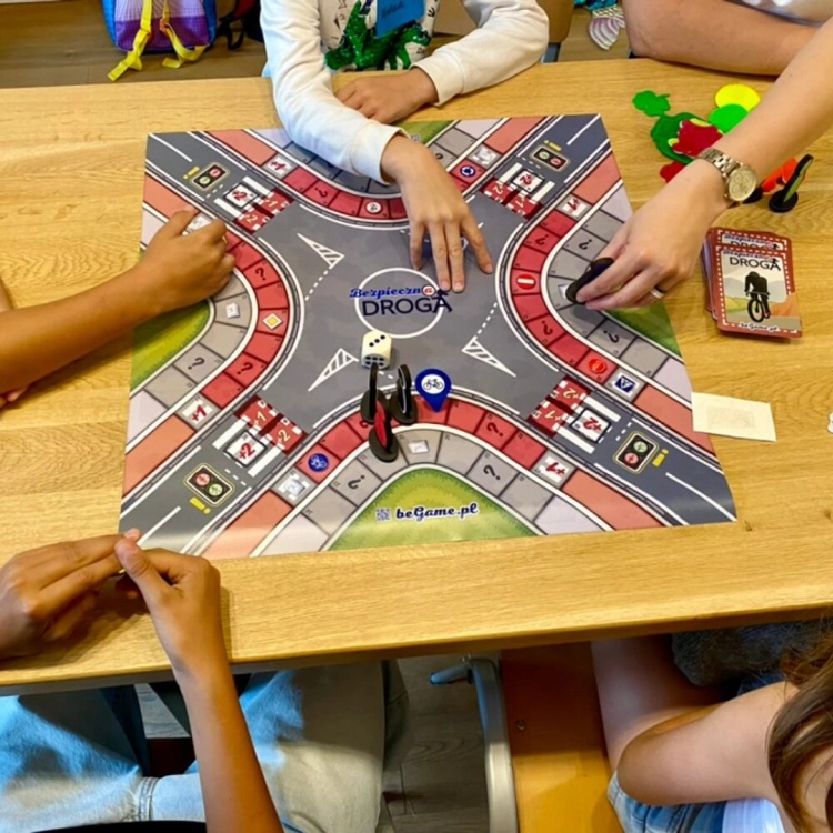 gra-bezpieczna-droga-stolikowa-beGame (2).webp