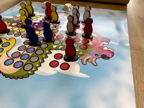 Plansza do gry Smoczy Chińczyk - kolorowa plansza w kształcie smoka, z polami do gry w różnych kolorach.