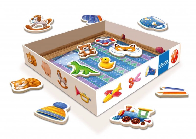 Pudełko gry Ale bałagan wraz z widoczną zawartością, w tym karty, plansza i elementy do gry.