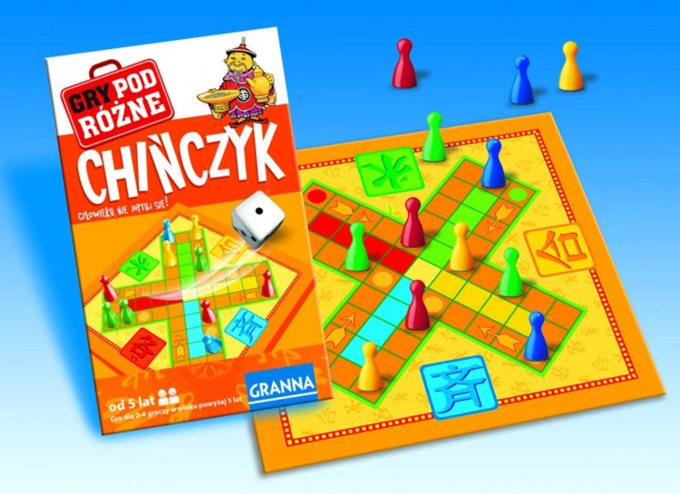 Zbliżenie na planszę i pionki gry "Chińczyk"