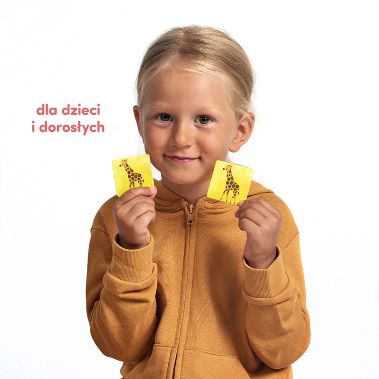 Dziecko trzymające karty z grą "Memory Zwierzęta świata"