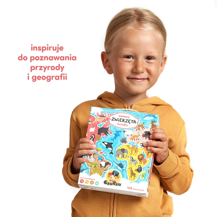 Dziecko trzymające karty z grą "Memory Zwierzęta świata"