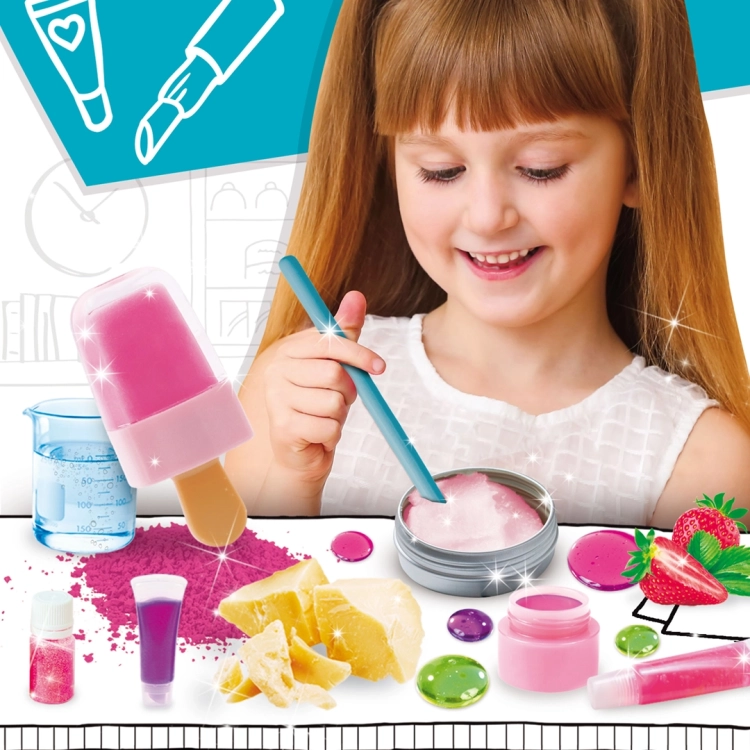 Dziewczynka tworząca błyszczyk z zestawu Mały Geniusz