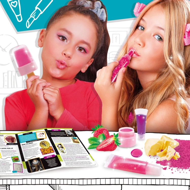 Dziewczynki używające błyszczyków wykonanych z zestawu Lisciani