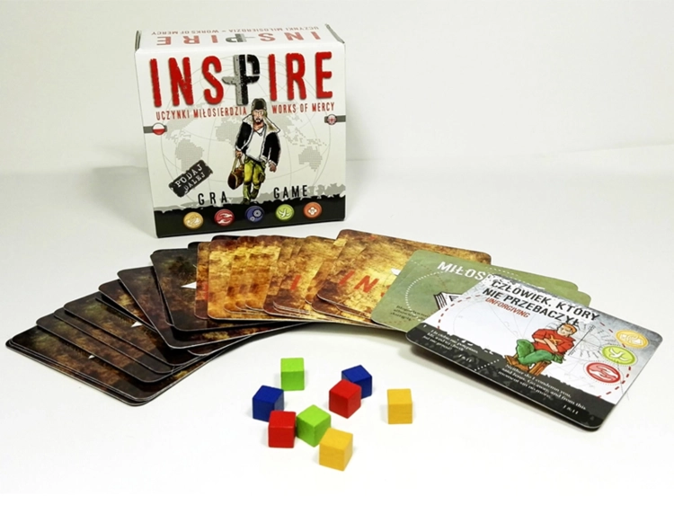 Elementy gry Inspire – karty, pionki i pudełko