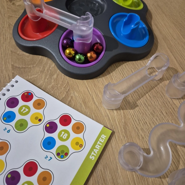 Zbliżenie na planszę gry Dropzone z instrukcją i akcesoriami.