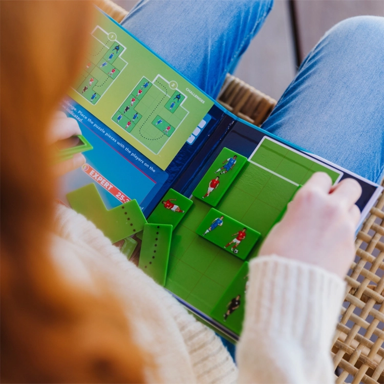 Zbliżenie na rozgrywkę w Goool! z elementami przedstawiającymi piłkarzy.