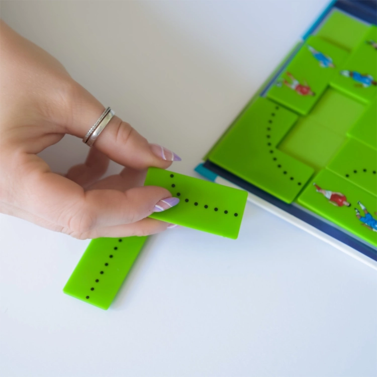 Rozłożone elementy gry Goool! na planszy i rozgrywka w toku.