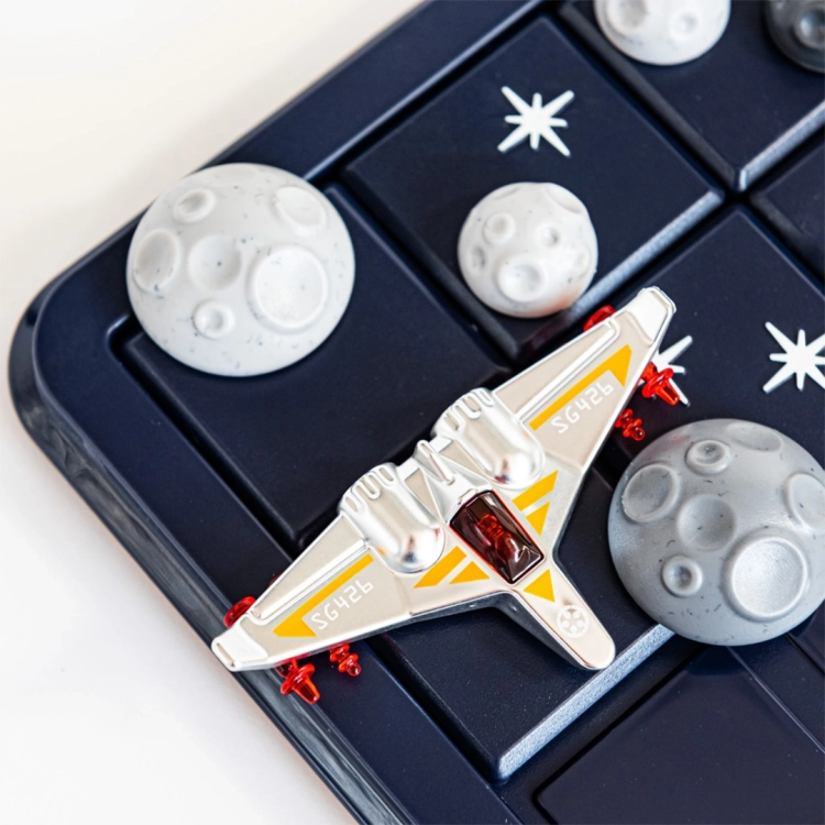 Zbliżenie na szczegóły statku kosmicznego i przeszkody w grze Gwiezdna Ucieczka.