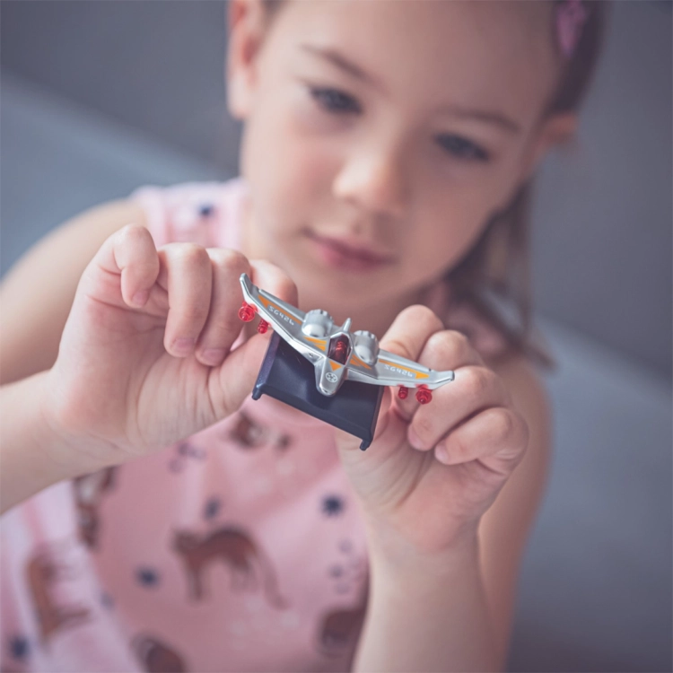 Zbliżenie na dziecko trzymające statek kosmiczny z gry Gwiezdna Ucieczka.