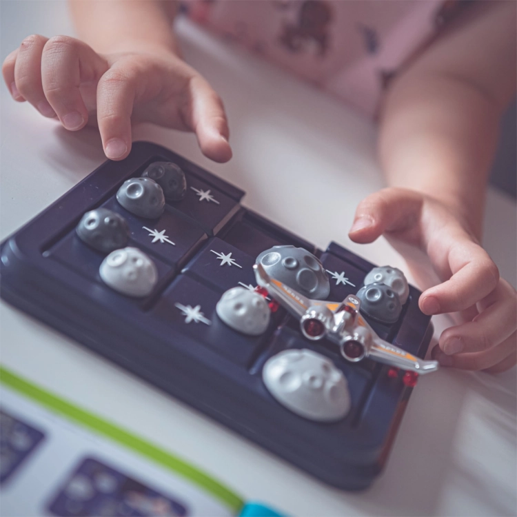 Rozgrywka w Gwiezdną Ucieczkę – widok planszy z asteroidami i statkiem kosmicznym.