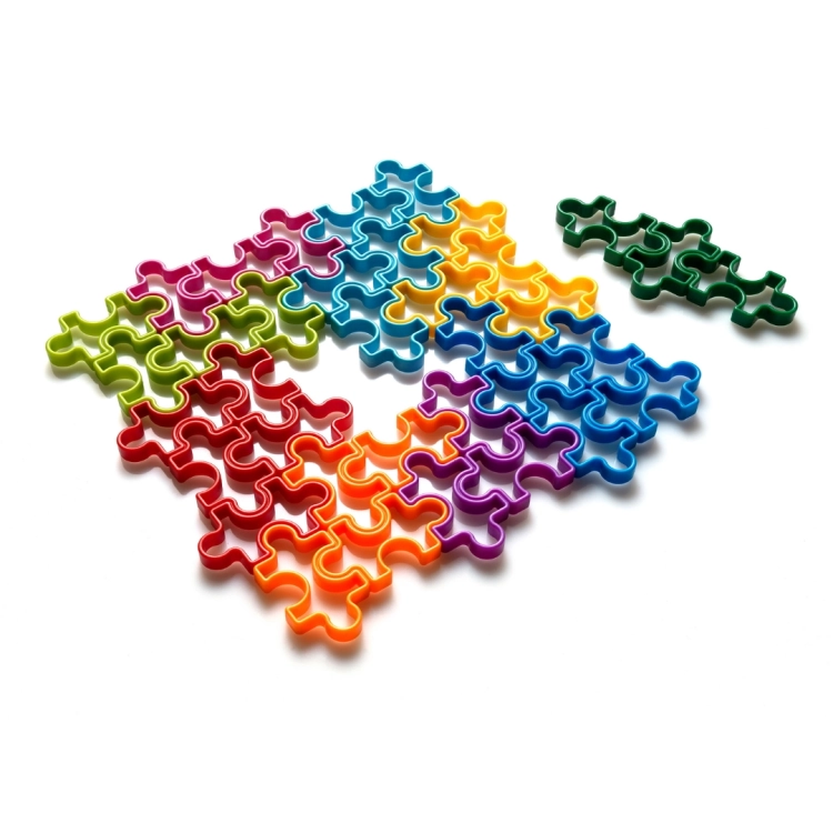 Kolorowe elementy IQ Matrix ułożone w geometryczny wzór.