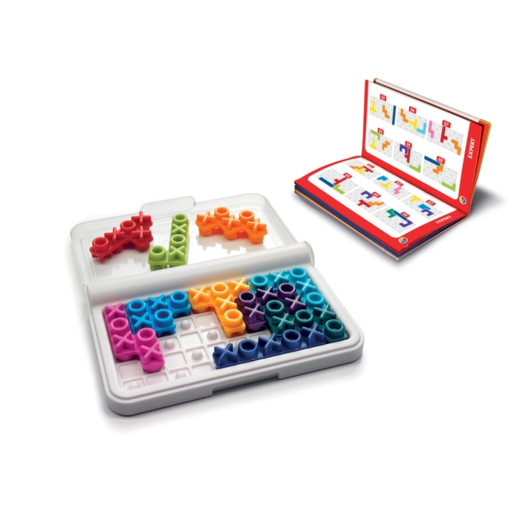 Zestaw gry logicznej IQ XOXO z widocznymi kolorowymi elementami i książeczką z zadaniami.