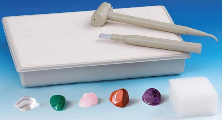 Zawartość zestawu wykopaliskowego Mineralne Skarby – narzędzia i minerały.