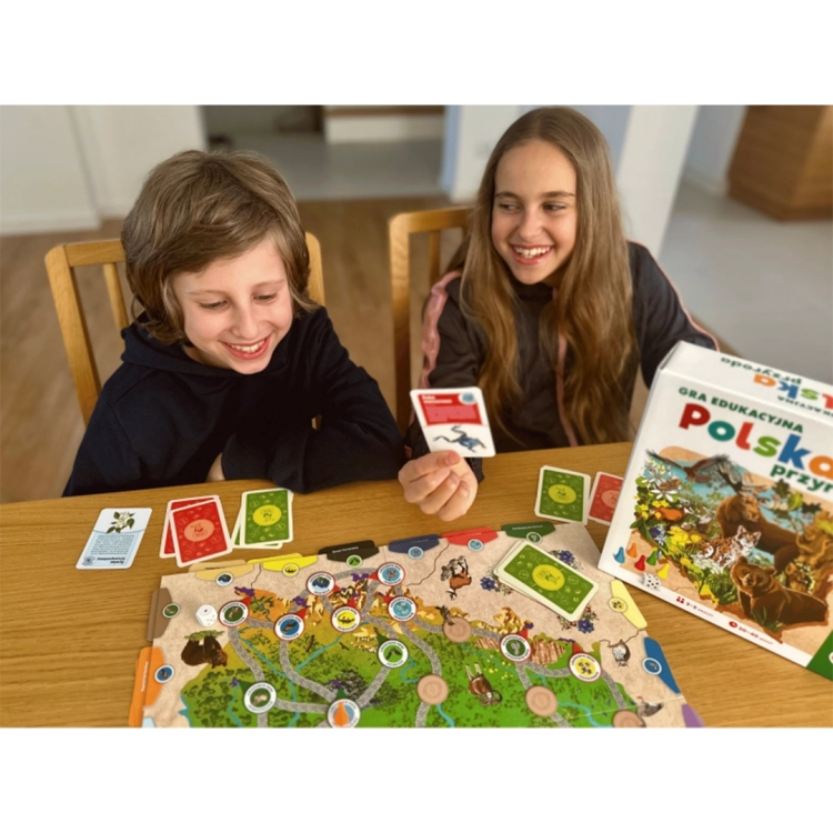 Dzieci grające w grę edukacyjną Polska Przyroda od Kapitana Nauki.
