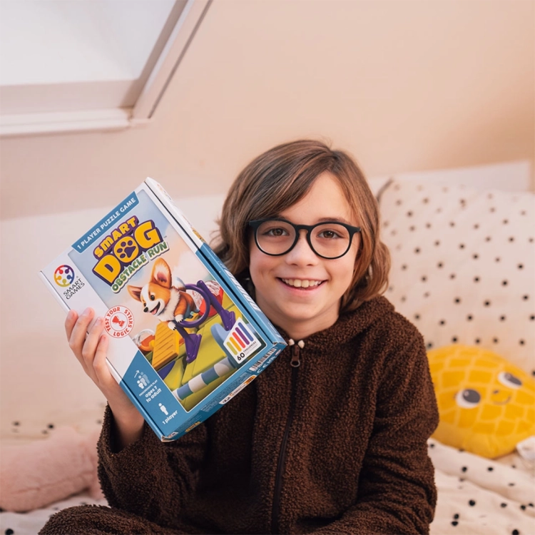 Dziecko z grą Smart Pieseł w pokoju