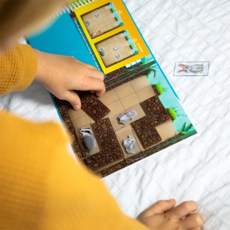 Dziecko bawiące się grą Królicza Norka w domu