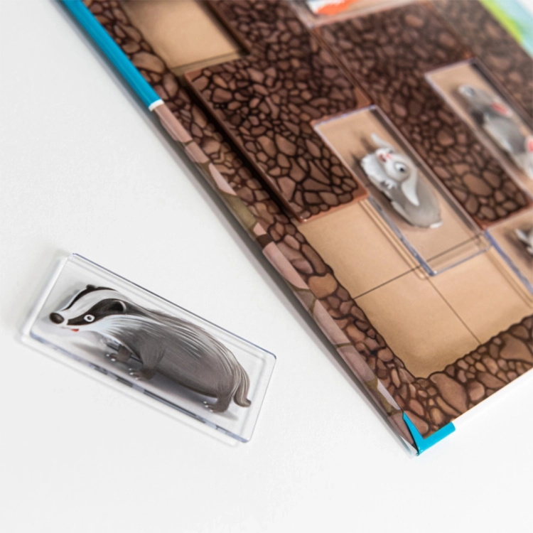 Zbliżenie na planszę gry Królicza Norka z elementami