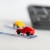Czerwony i żółty samochodzik z gry Parking Puzzler
