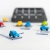 Niebieskie samochodziki na tle planszy Parking Puzzler