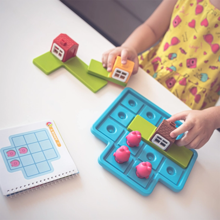 Rozgrywka w grę Trzy Małe Świnki – plansza, domki i figurki Smart Games