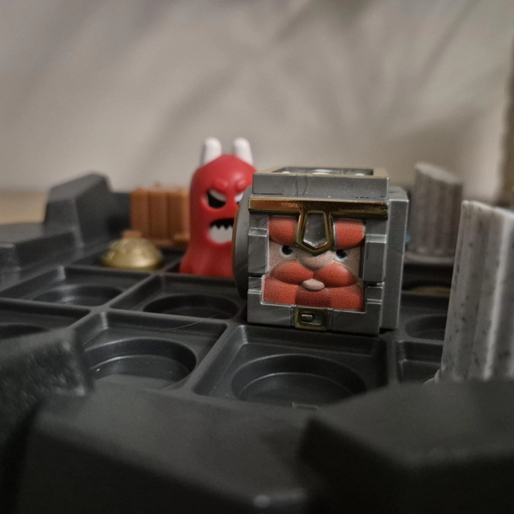 Figurka bohatera na planszy w grze Ucieczka z Lochu – Smart Games