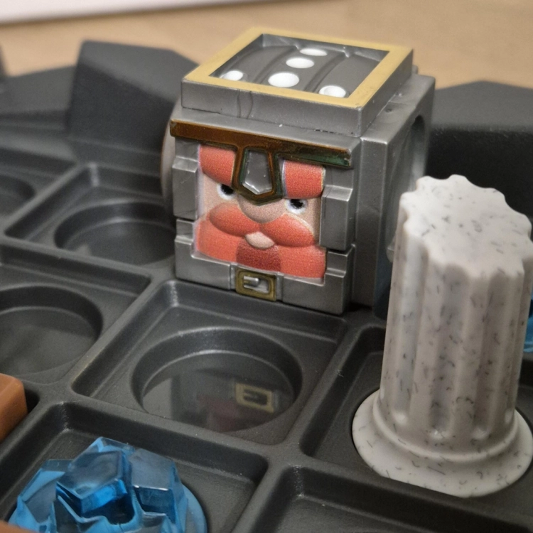 Zbliżenie na figurkę bohatera z gry Ucieczka z Lochu – Smart Games
