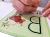 Pisanie litery "B" na tabliczce z ilustracją byka z zestawu edukacyjnego Sowa Mądra Głowa.