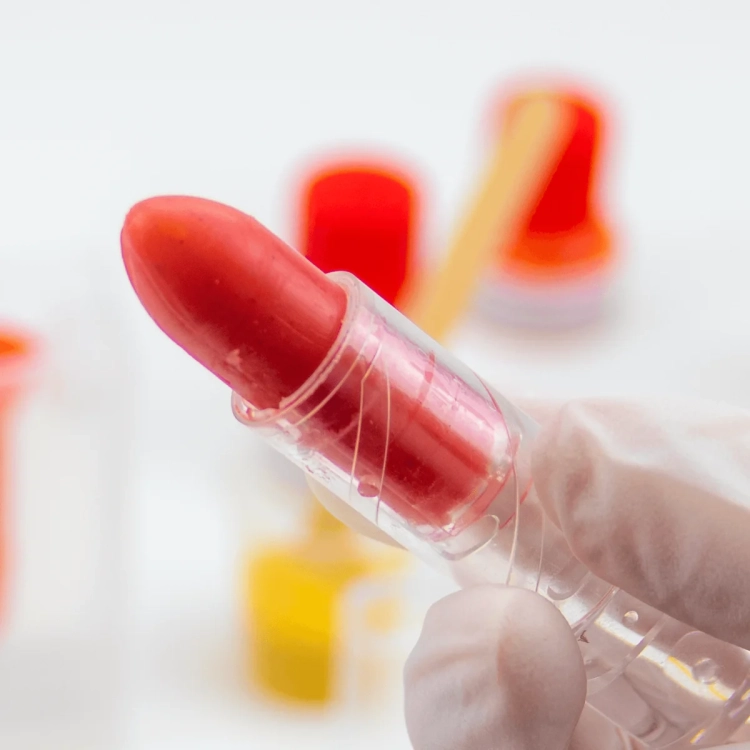 Gotowa szminka wykonana przy użyciu zestawu edukacyjnego Trefl