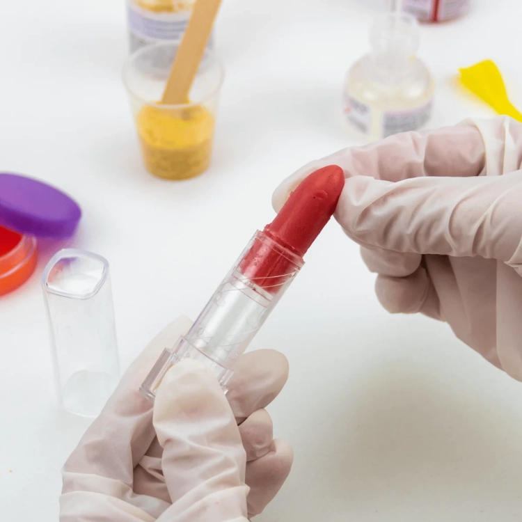 Proces formowania szminki w tubce z zestawu Manufaktura Szminek i Błyszczyków