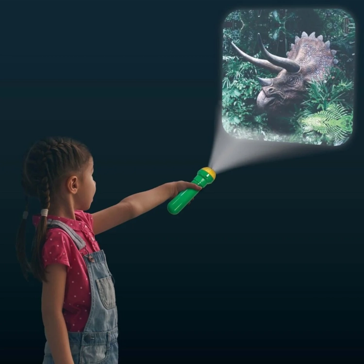 Dziecko wyświetlające obraz dinozaura projektorem.