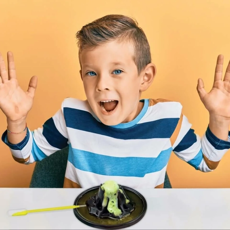 Chłopiec z zestawem Zostań Odkrywcą Dinozaurów.