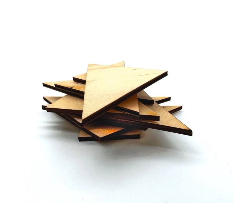 Stos drewnianych elementów gry tangram silver.