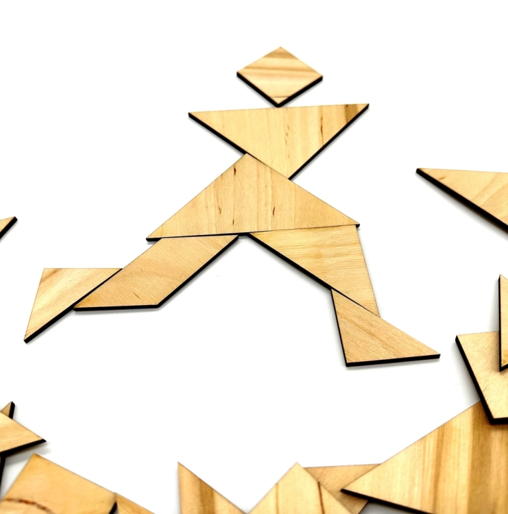 Ułożona postać z elementów tangram silver na białym tle.