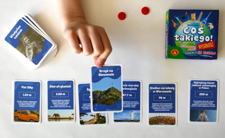 Karty gry "Coś takiego! Wysokość" z pytaniami o różne obiekty i wysokości.