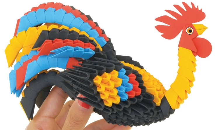Gotowy model koguta Origami 3D z barwnymi piórami.