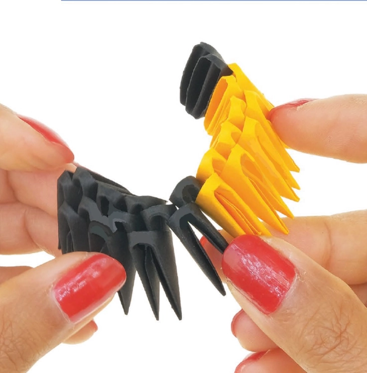 Zestaw elementów do składania koguta Origami 3D - moduły w czarnym i żółtym kolorze.