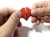 Proces składania ORIGAMI 3D - składanie czerwonego modułu w kształt serca.
