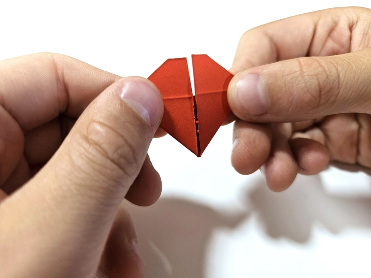 Proces składania ORIGAMI 3D - składanie czerwonego modułu w kształt serca.