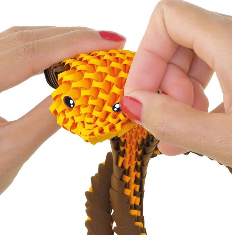Naklejanie oczu na głowę modelu ORIGAMI 3D Kobra, zestaw Alexander.