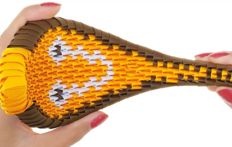 Rozciąganie gotowego modelu węża Kobra z zestawu ORIGAMI 3D.