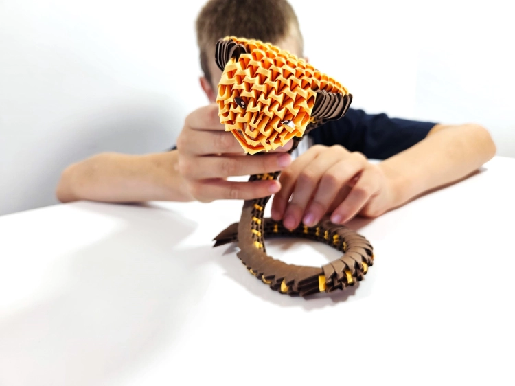 Zbliżenie na proces składania trójwymiarowego modułu Origami 3D.